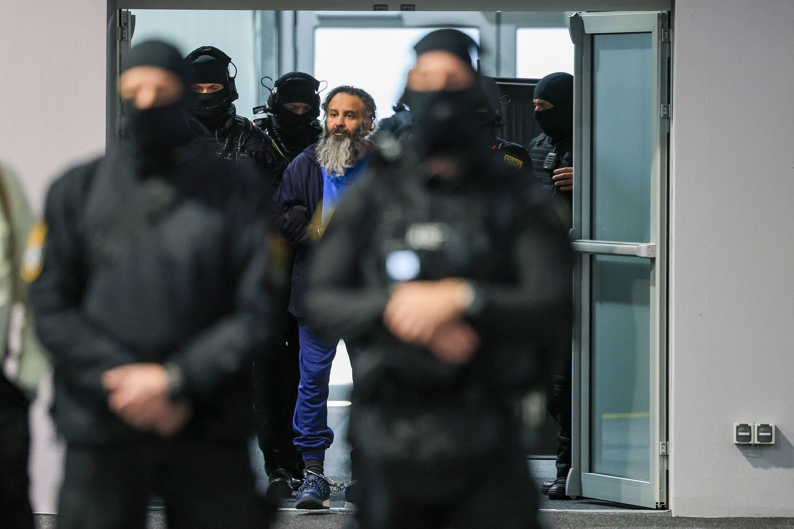 Der Angeklagte Taleb al-Abdulmohsen wird nach einer Pause wieder in den Gerichtssaal im temporären Gerichtsgebäude des Landgerichtes Magdeburg geführt.