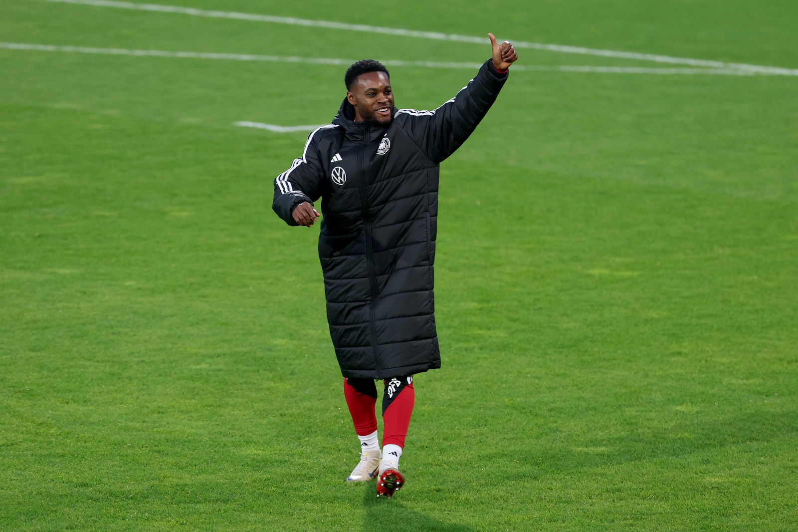 Ridle Baku grüßt beim Training Richtung Tribüne. 