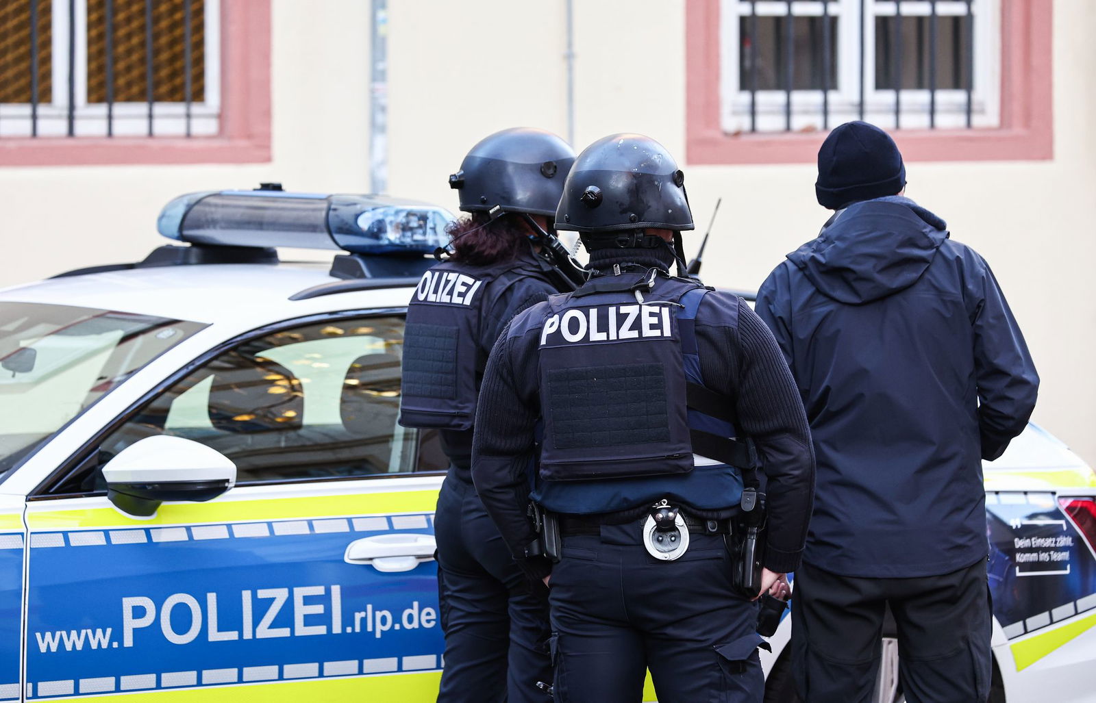 Polizisten sperren den Zuweg zu der Schule ab, die wegen eines Amokalarms durchsucht wird. 