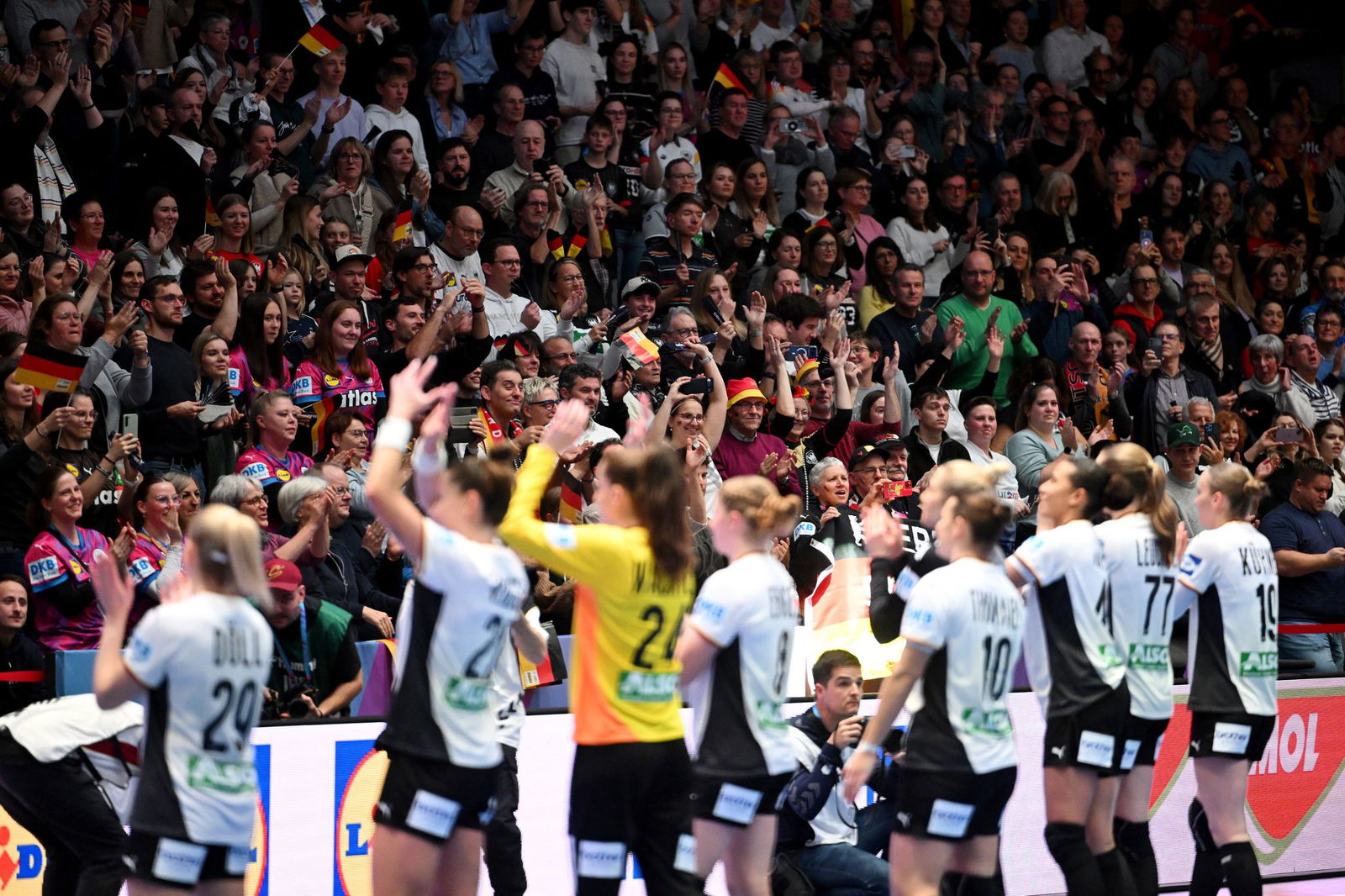 Deutschlands Handballerinnen planen gegen Uruguay den zweiten Sieg bei der Heim-WM ein.