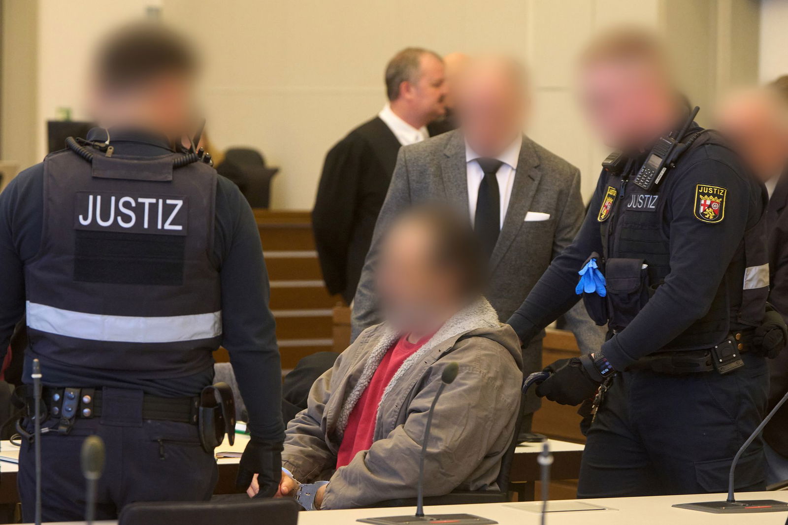 Den Männern wird unter anderem Mord vorgeworfen.