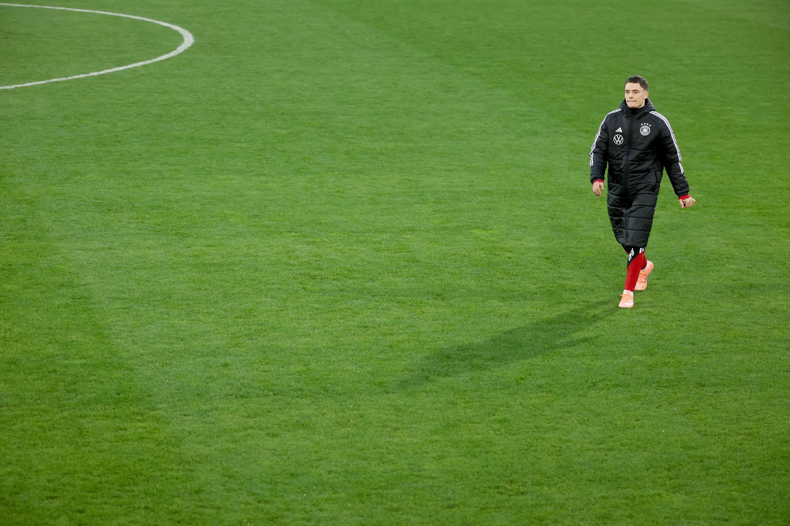 Florian Wirtz geht über den Trainigsplatz. 