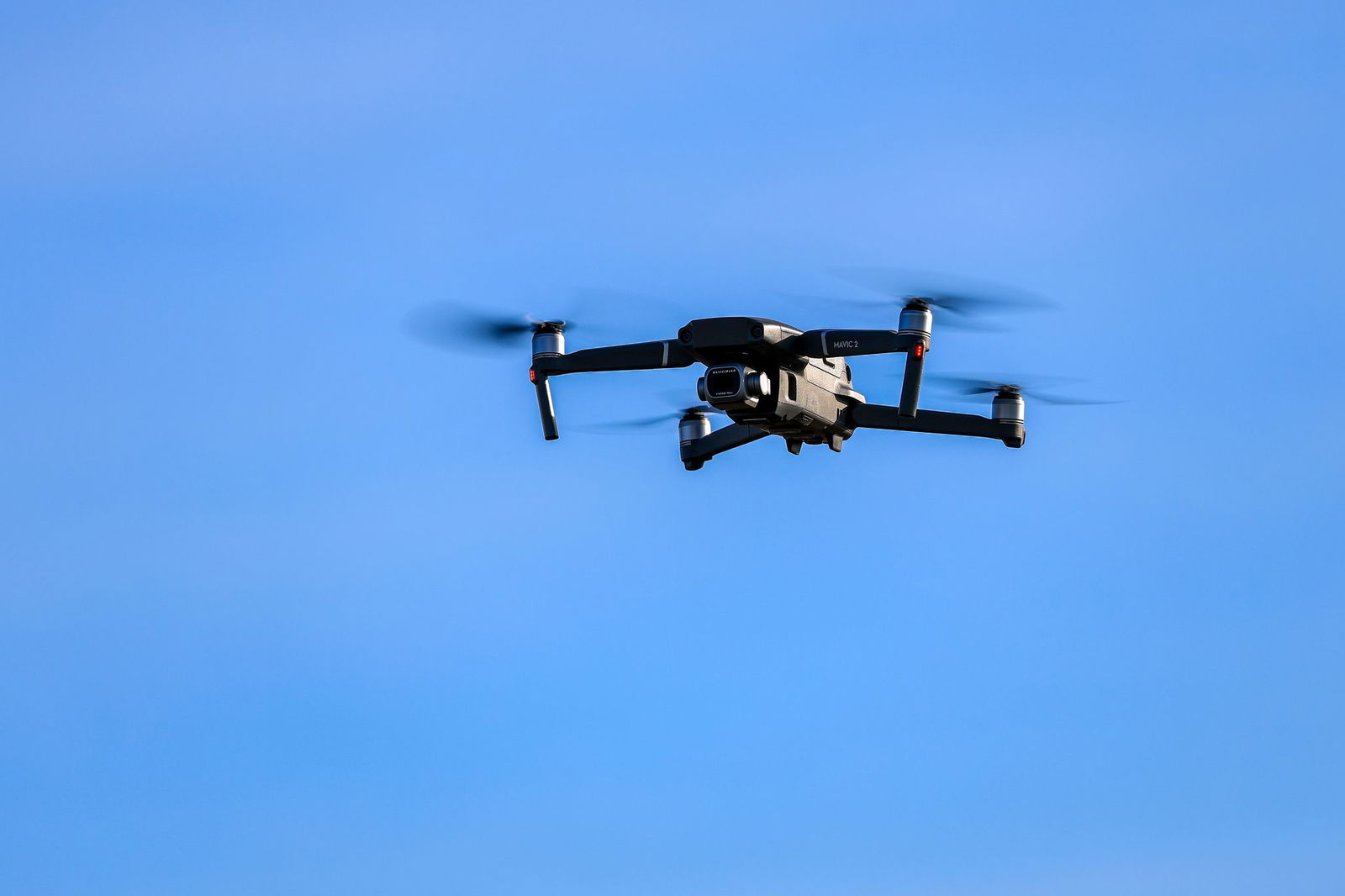 Drohnen über militärischen Einrichtungen und über Chemie- oder Energieunternehmen sind kein Zufall, sagt der Grünen-Innenexperte Carl-Bernhard von Heusinger. (Symbolbild)