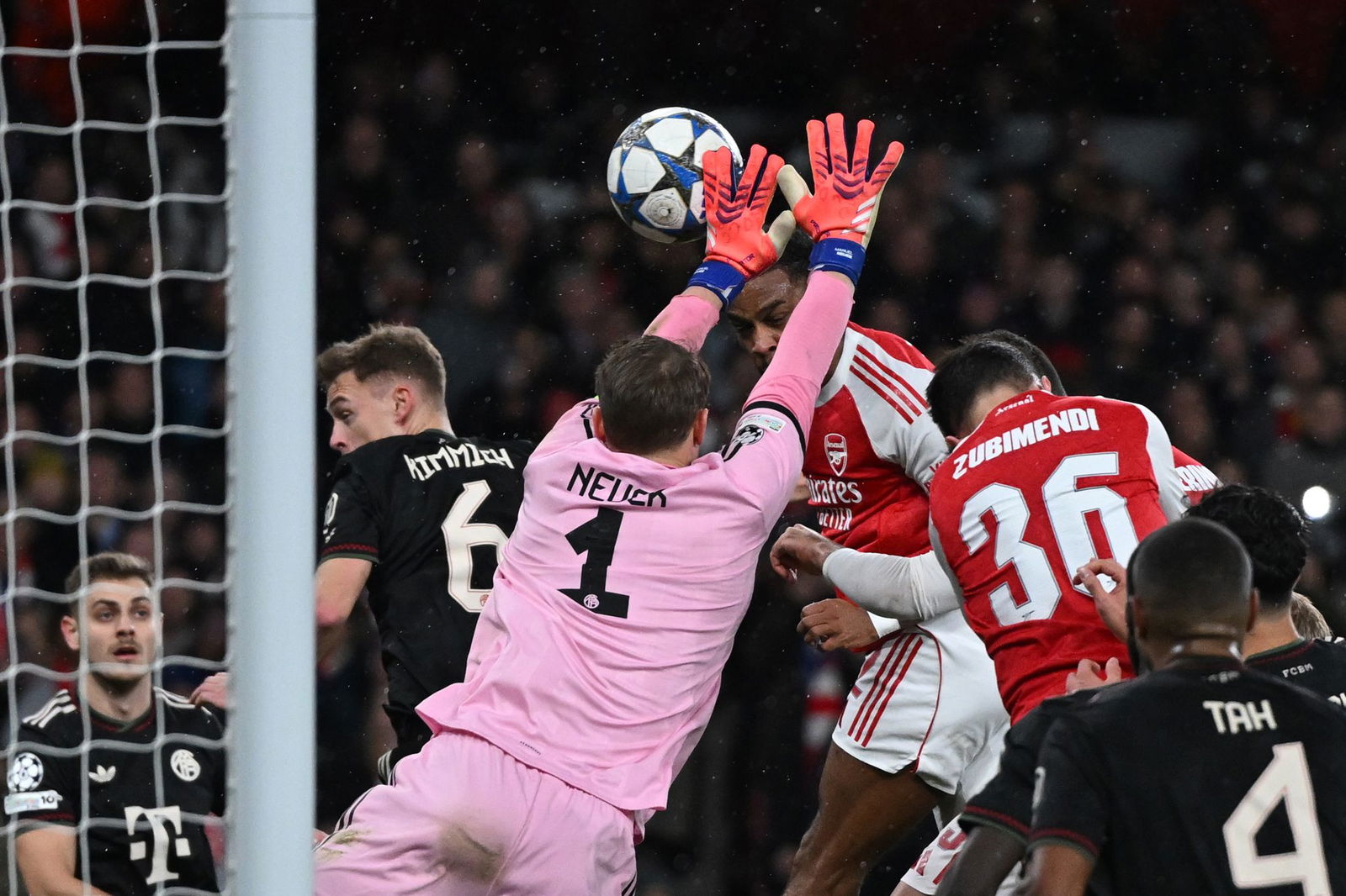 Bayern-Torwart Manuel Neuer kann den Rückstand nicht verhindern. 