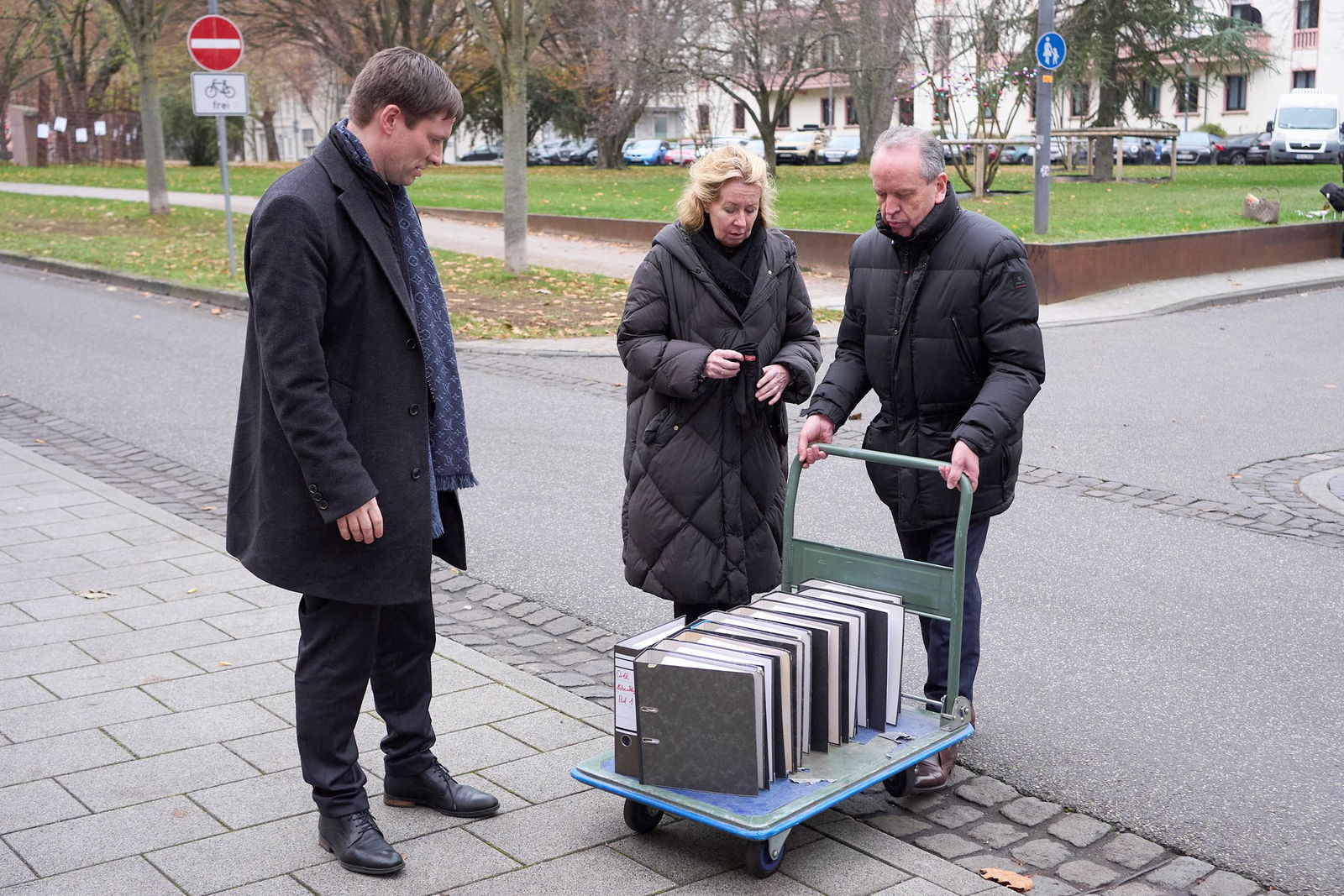 Der Antrag auf Klageerzwingung ist nach Angaben von Anwalt Hecken (links) mehr als 4.000 Seiten lang. 