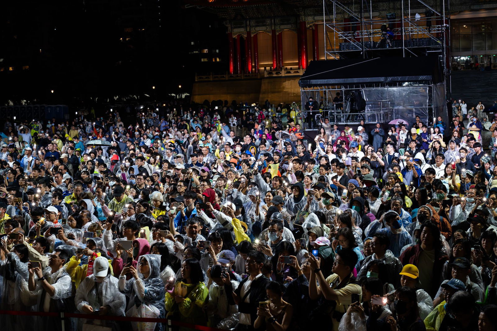 In Taiwans Hauptstadt Taipeh kamen trotz Regens Tausende zum Public Viewing der Berliner Philharmoniker. 