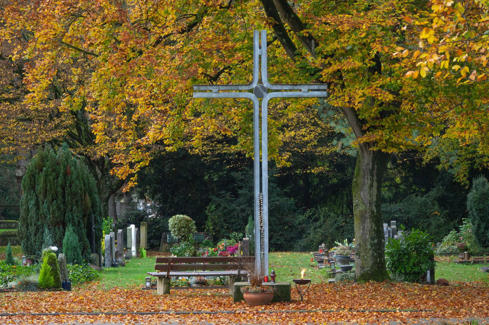 Allerheiligen ist ein stiller Tag im Sinne des Feiertagsgesetzes in Rheinland-Pfalz. (Symbolbild)