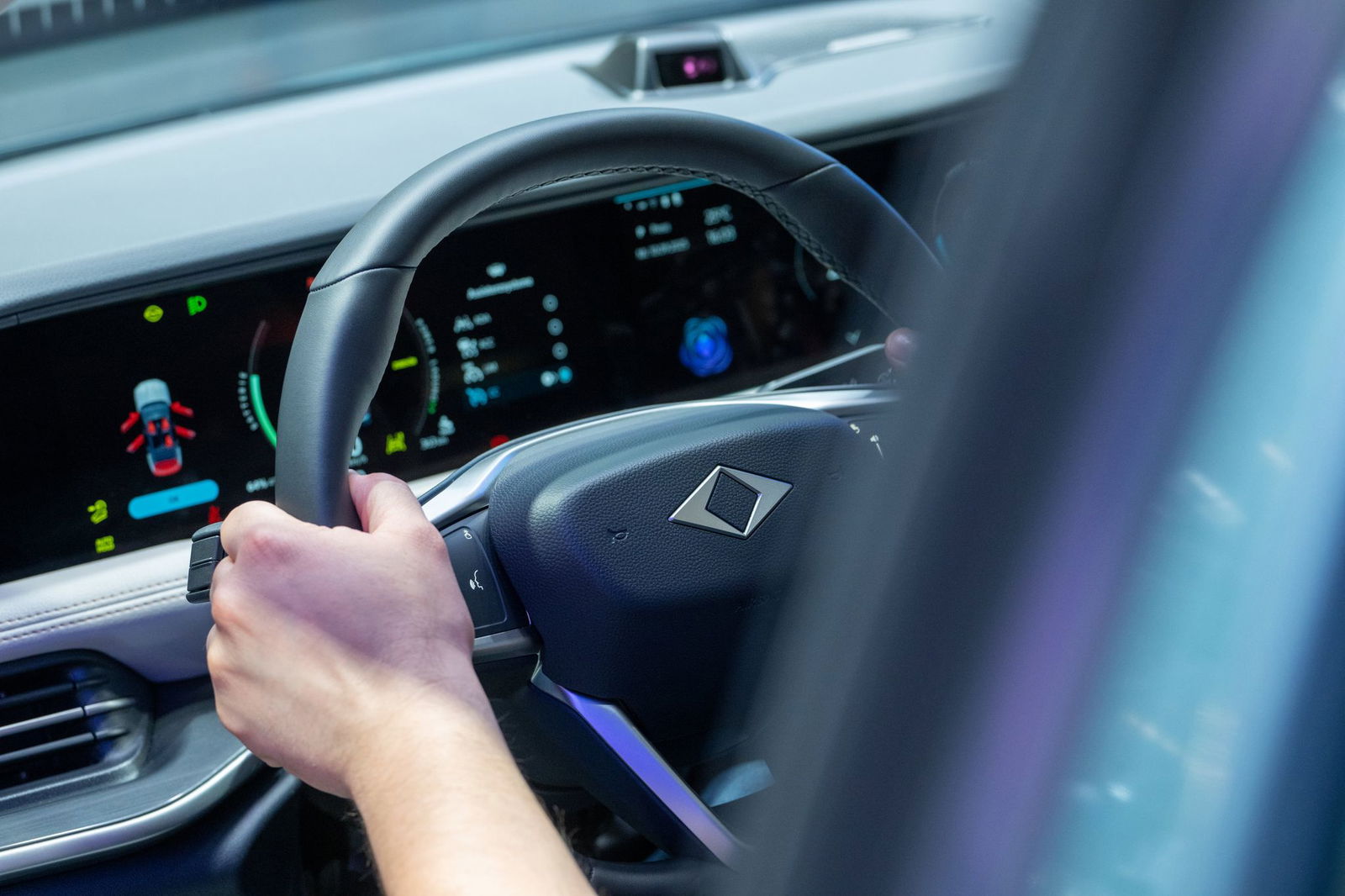 Ein Vater hat auf einem Wirtschaftsweg bei Pirmasens versucht, seinem neunjährigen Sohn das Autofahren beizubringen. (Symbolbild)