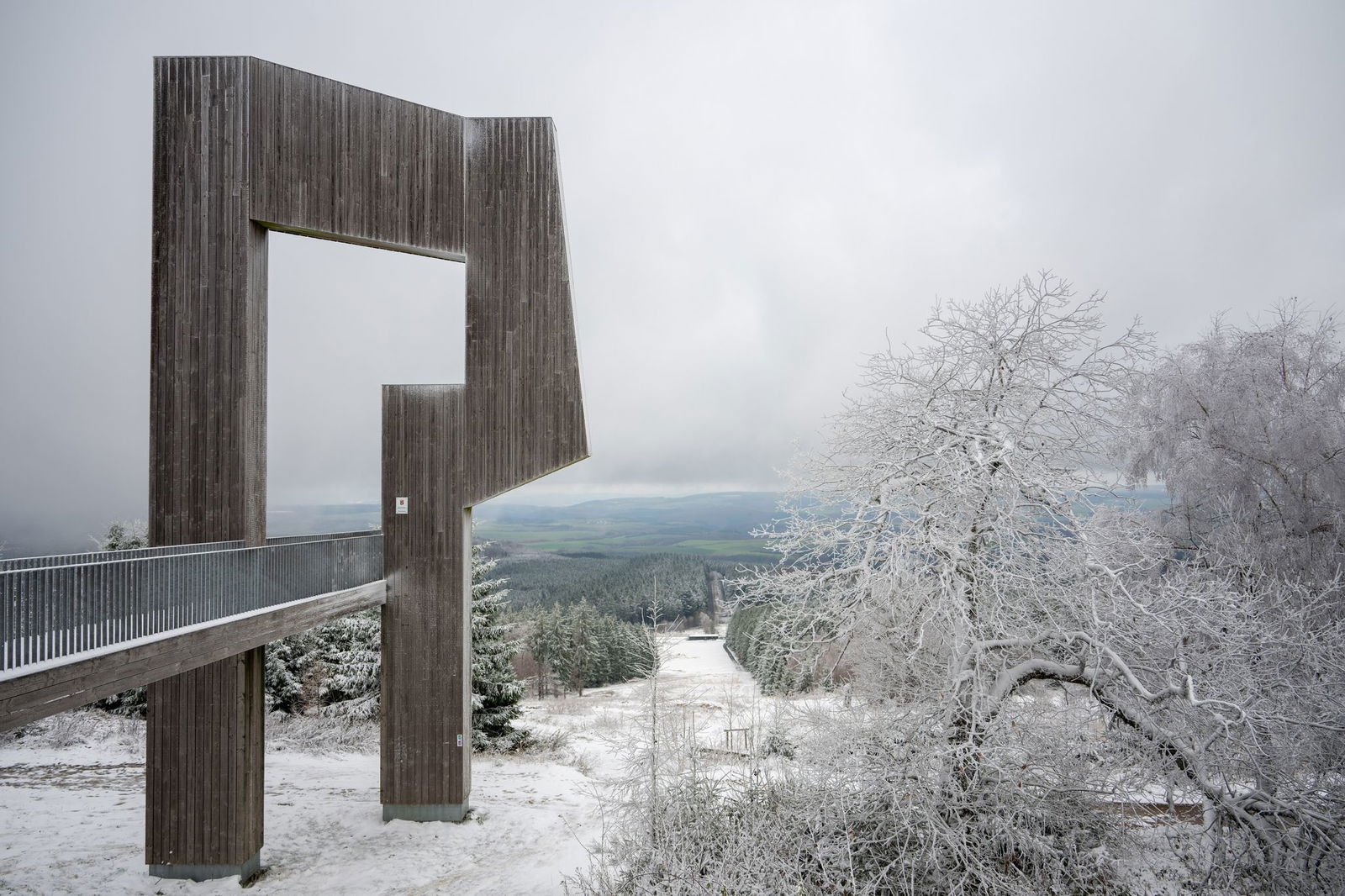 Auf dem höchsten Berg von Rheinland-Pfalz ist es schon ein bisschen weiß.