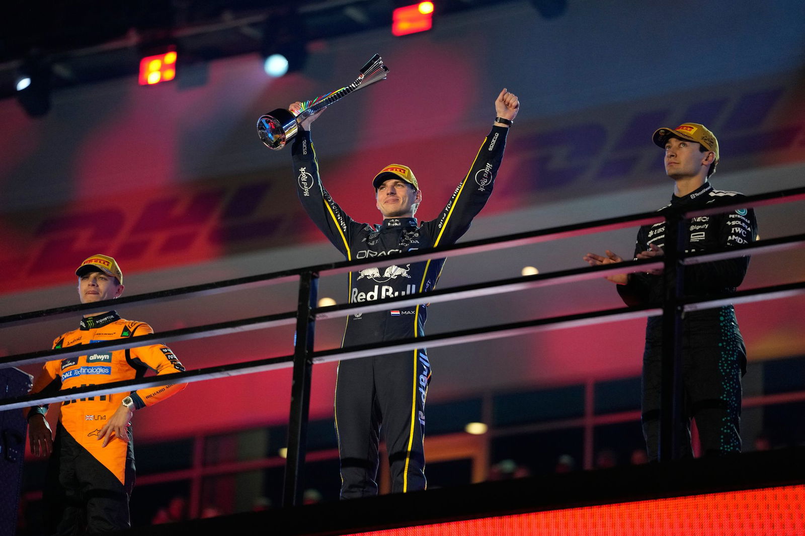 Als Verstappen (Mitte) bei der Siegerehrung jubelte, wusste er noch nicht, wie wertvoll sein Sieg noch werden würde.