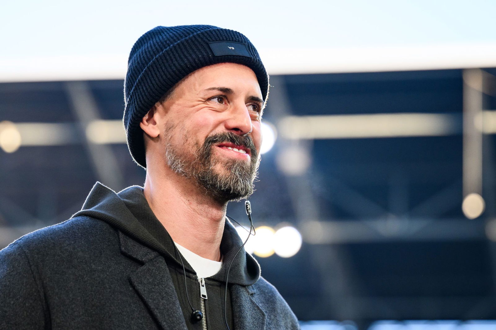 Augsburg-Trainer Sandro Wagner lächelt im Stadion. (Archivfoto)