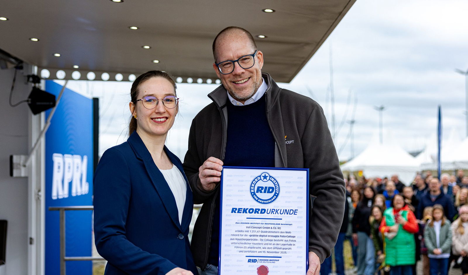 Meike Janz vom Rekord-Institut für Deutschland (RID) überreicht Vet-Concept-Geschäftsführer Sebastian Schlatter die Weltrekord-Urkunde.