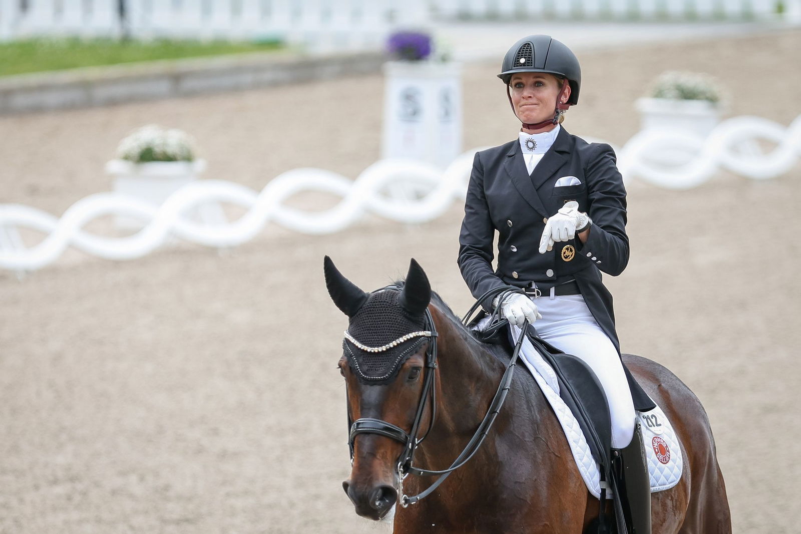 Siegreiches Duo: Jessica von Bredow-Werndl mit Weltcup-Debütant Diallo.