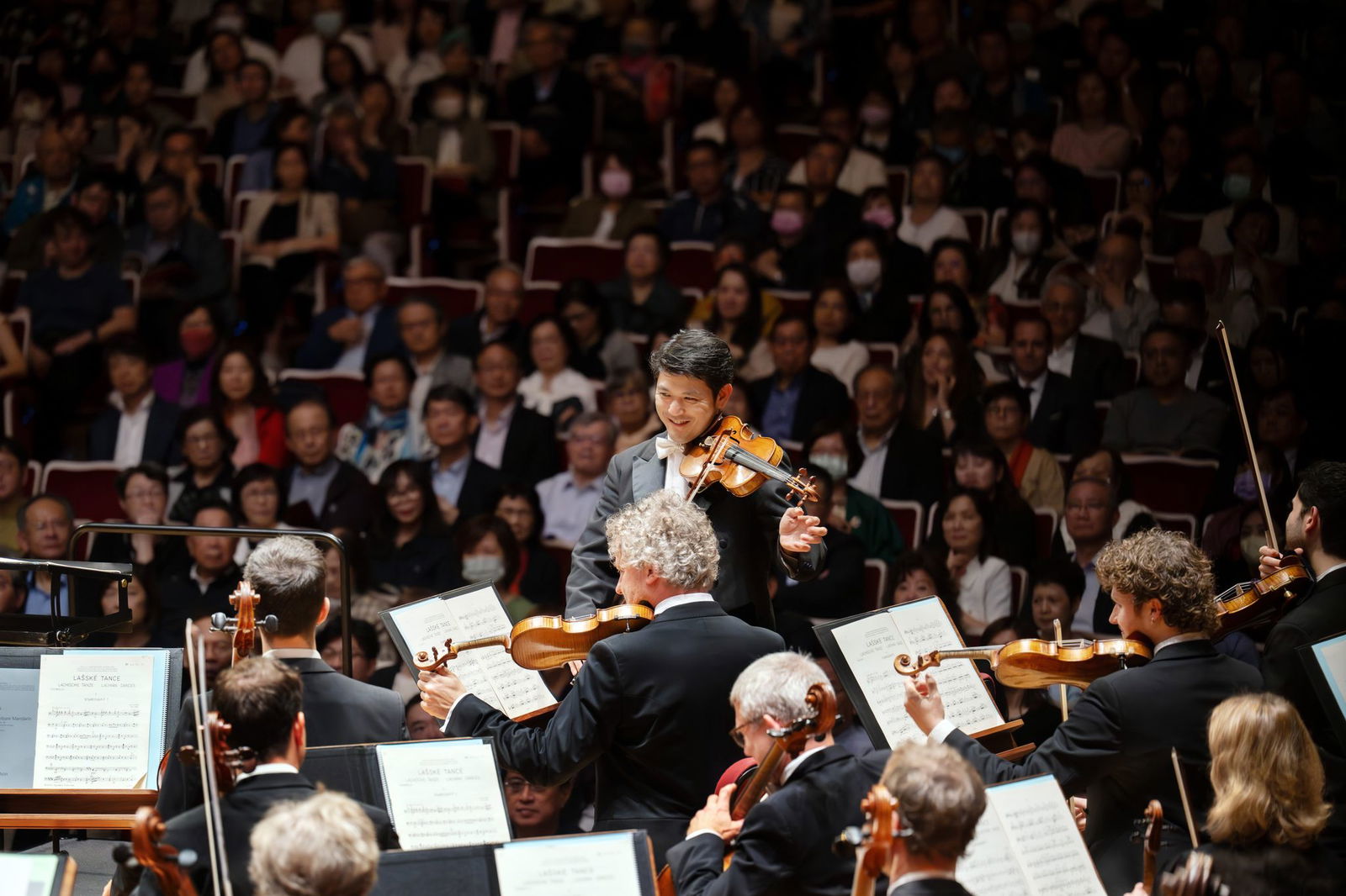 Der erste Konzertmeister der Berliner Philharmoniker, Daishin Kashimoto, beim Stimmen des Orchesters.
