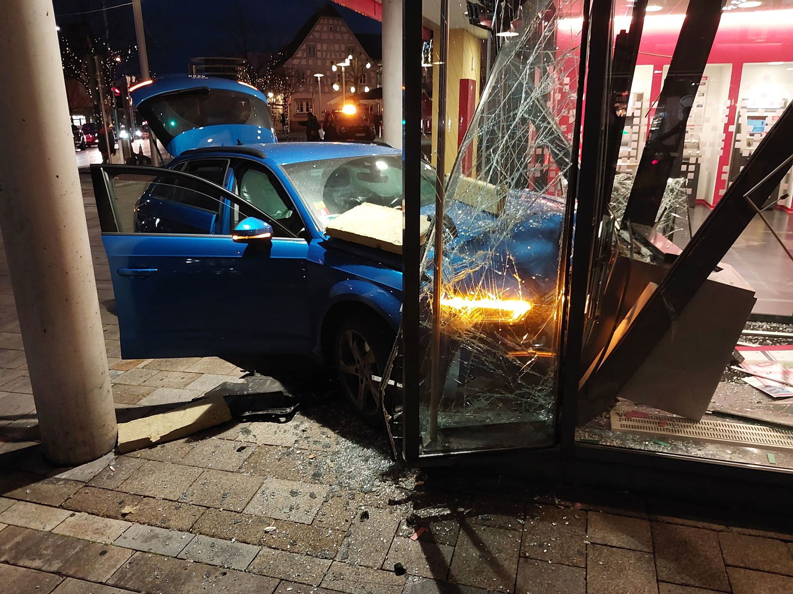 In Asperg ist ein Auto durch die Scheibe einer Bankfiliale gefahren. 