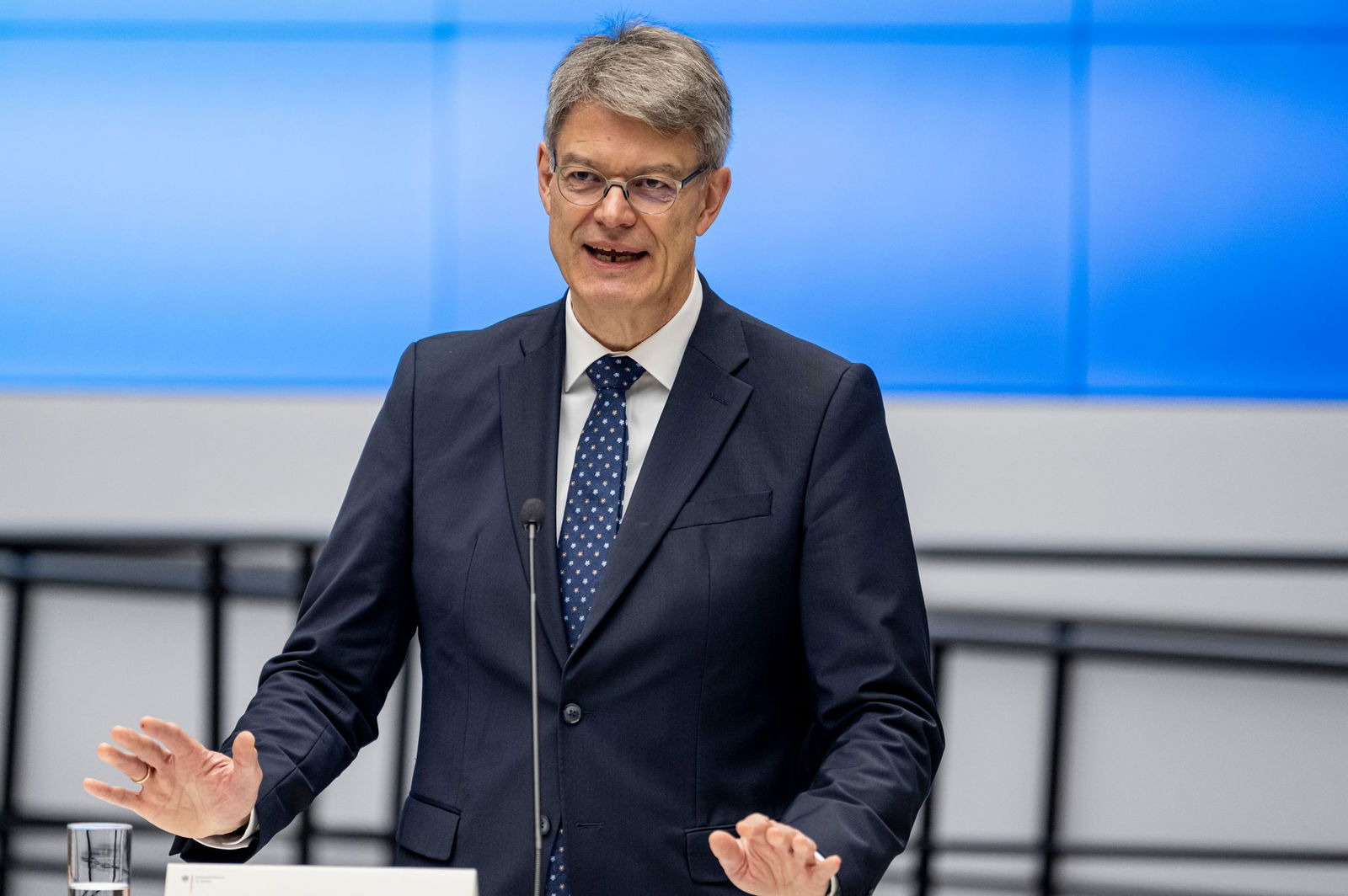 Schnieder machte sich in Ludwigshafen unter anderem ein Bild vom fortschreitenden Hochstraßenbau. (Archivbild)