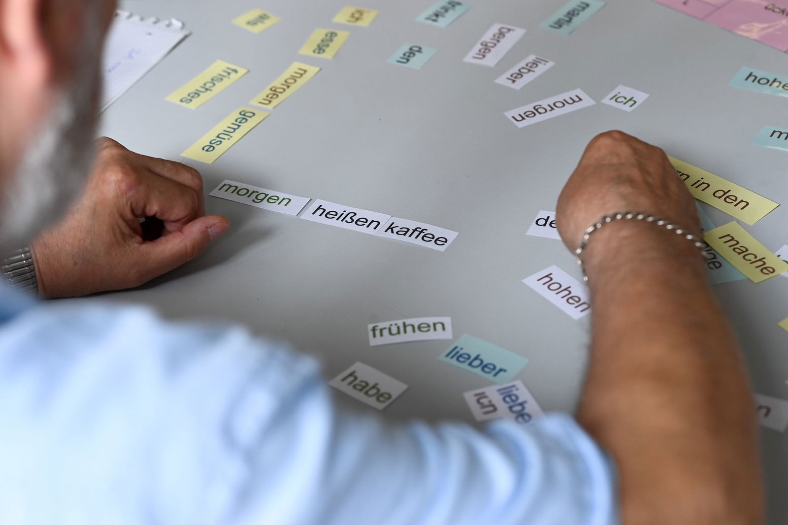 Erwachsene können in Kursen lesen und schreiben lernen. (Symbolbild)