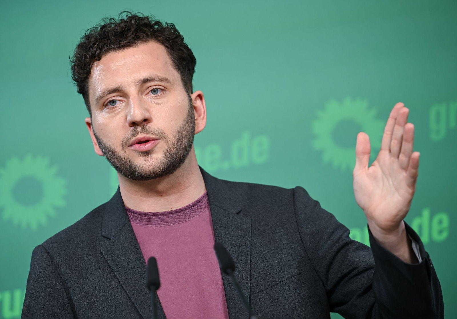 Mutlos findet Grünen-Chef Banaszak das schwarz-rote Bündnis.