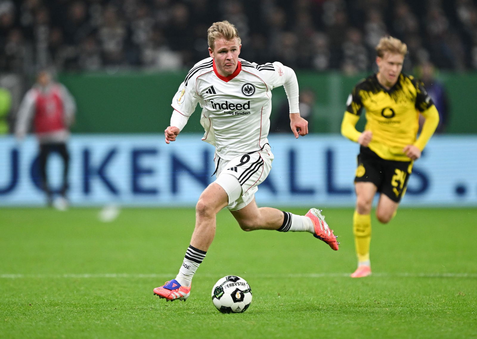 Eintracht-Stürmer Jonathan Burkardt trifft am Sonntag auf seinen Ex-Club Mainz 05. (Archivbild)