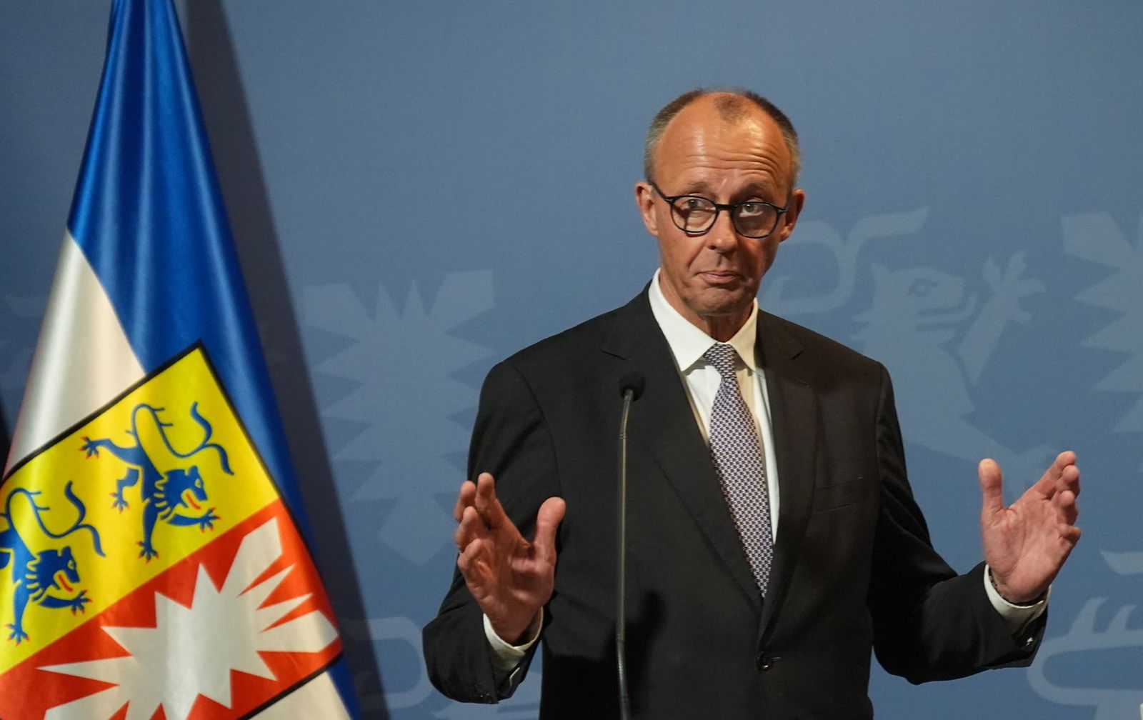 Kanzler Friedrich Merz äußerte sich am Montagabend in Husum auch zu der Diskussion über die Äußerungen von Außenminister Johann Wadephul (beide CDU) im Zusammenhang mit der Rückkehr von Syrern in ihr Heimatland.