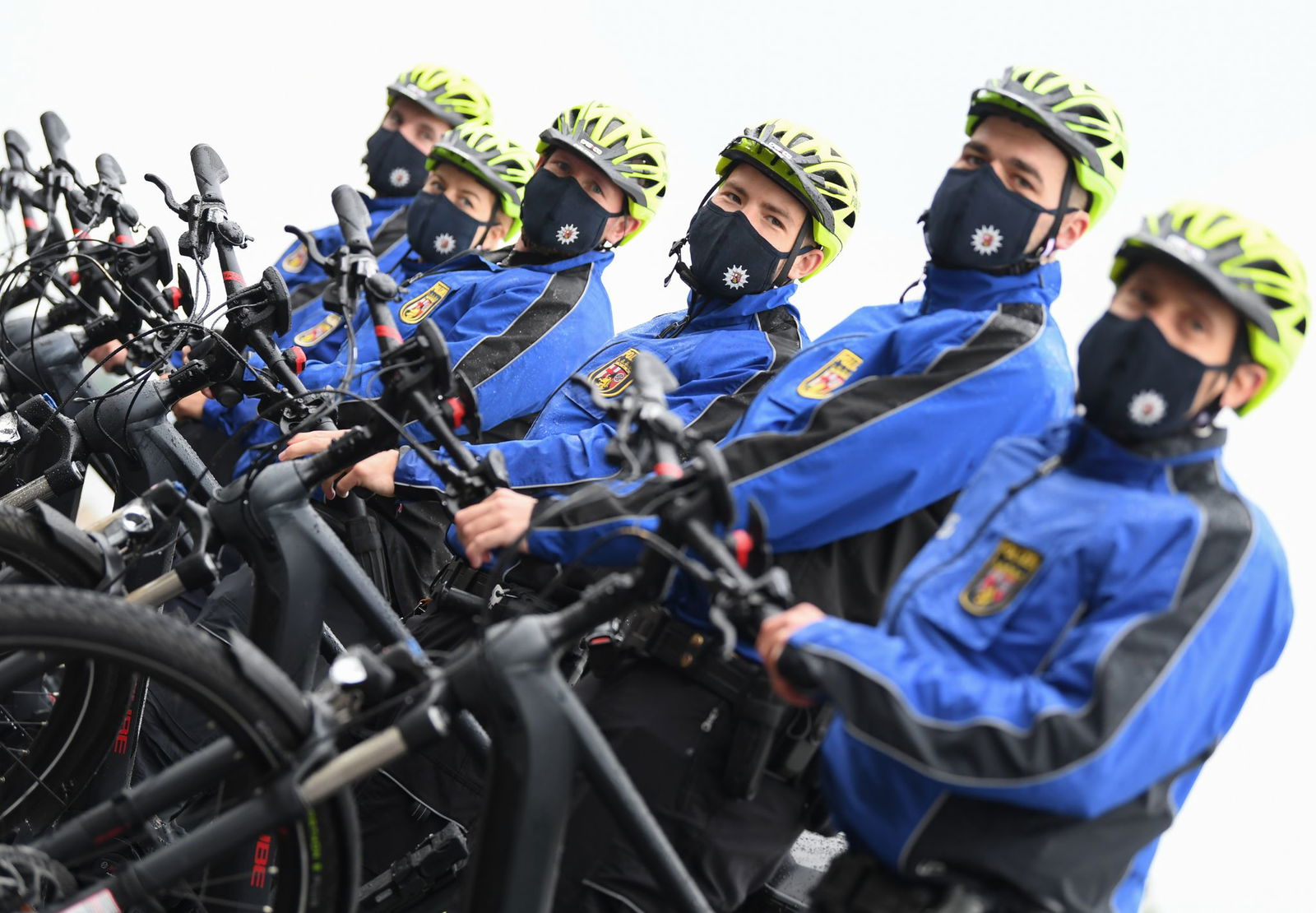 Dass die Fahrradstreifen jederzeit ansprechbar seien, habe zu einer stärkeren Bürgernähe geführt, sagt Innenminister Michael Ebling (SPD). (Archivbild)