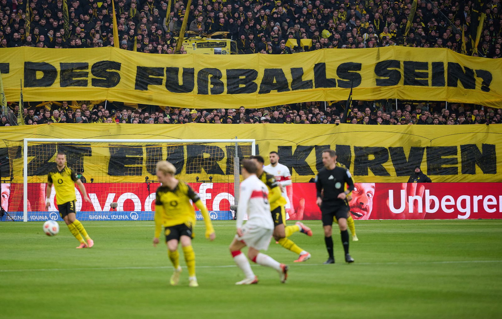 Der Fan-Protest hatte auch Auswirkung auf das Spiel in Dortmund.