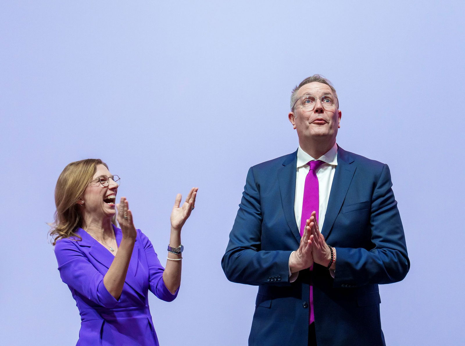 Ministerpräsident Schweitzer kandidiert auf Platz eins der SPD-Liste für die Landtagswahl, Parteichefin Bätzing-Lichtenthäler auf Platz zwei. 