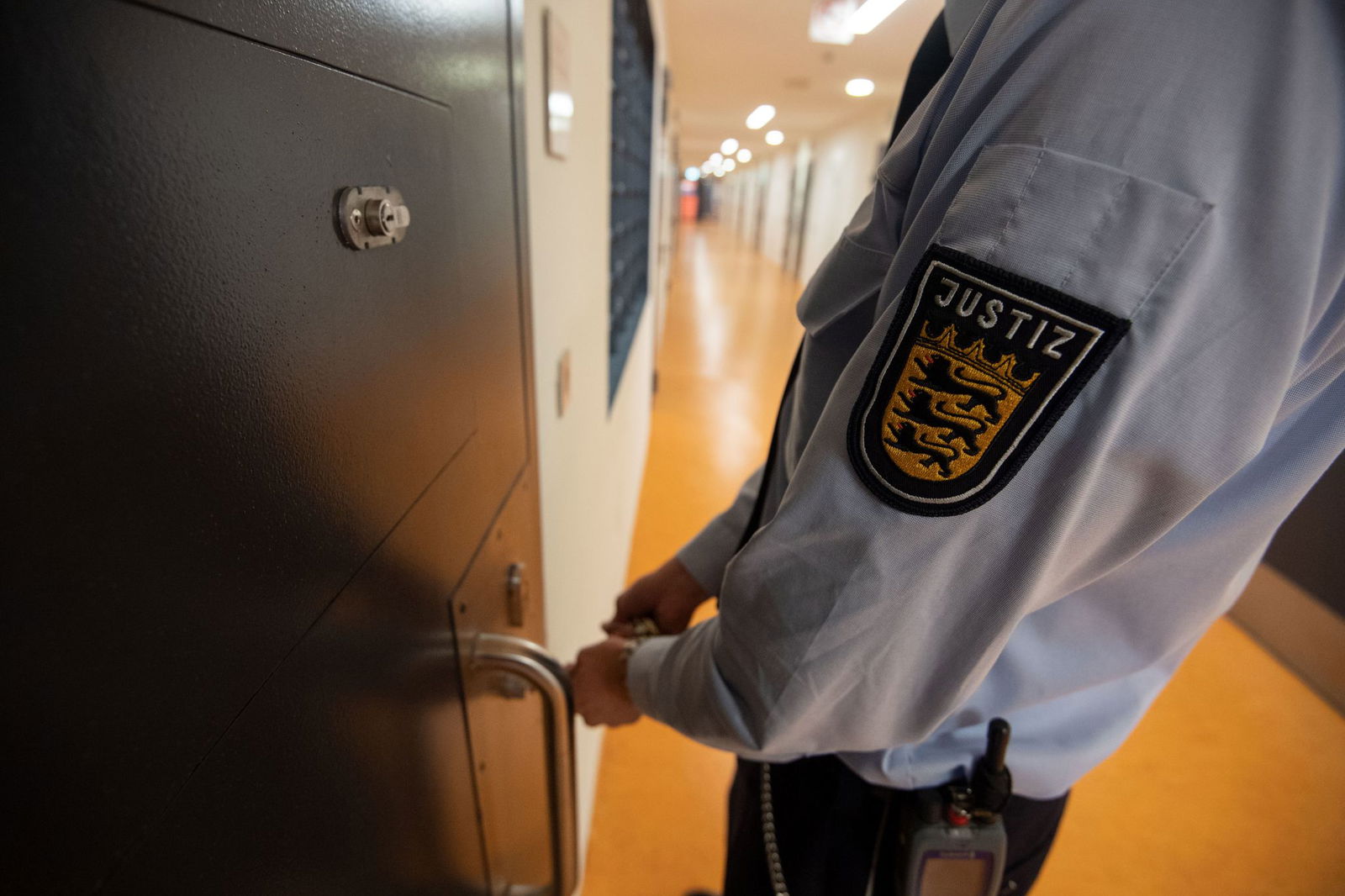 Die große Mehrheit der Justizvollzugsbeamten halte sich an die Regeln, meint der Landeschef des Bunds der Strafvollzugsbediensteten. (Symbolbild)