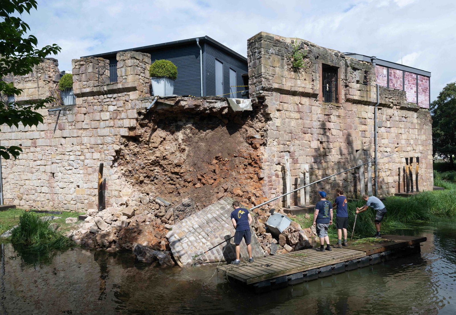 Nach einem Starkregen war ein Teil der Mauer der Bad Vilbeler Wasserburg eingestürzt. Mit zahlreichen Maßnahmen wappnen sich Festspielorte gegen Wetterereignisse. 