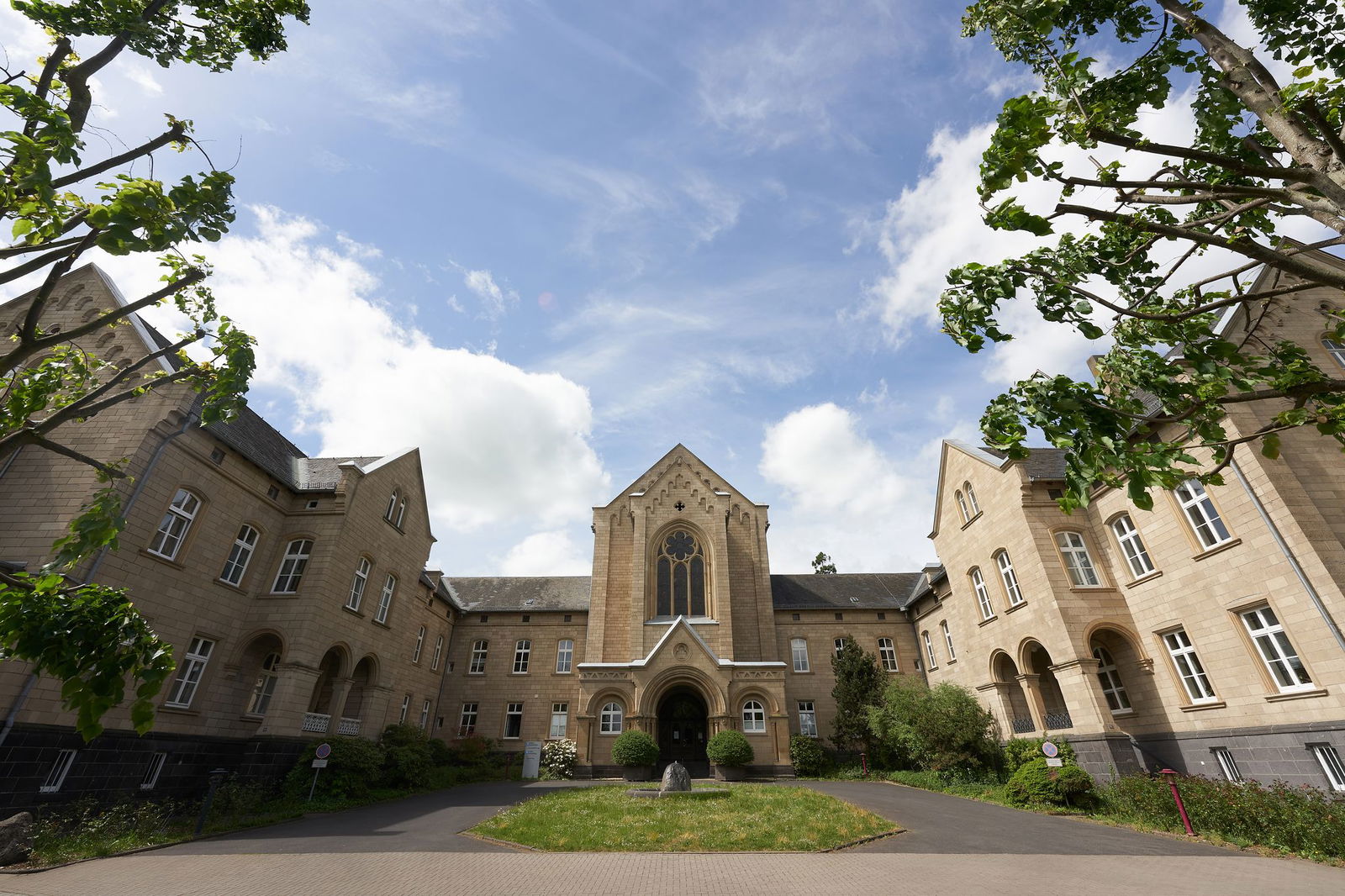 Rund 5.300 Beschäftigte insgesamt an allen 30 Standorten gibt es im Landeskrankenhaus Andernach. (Archivbild)