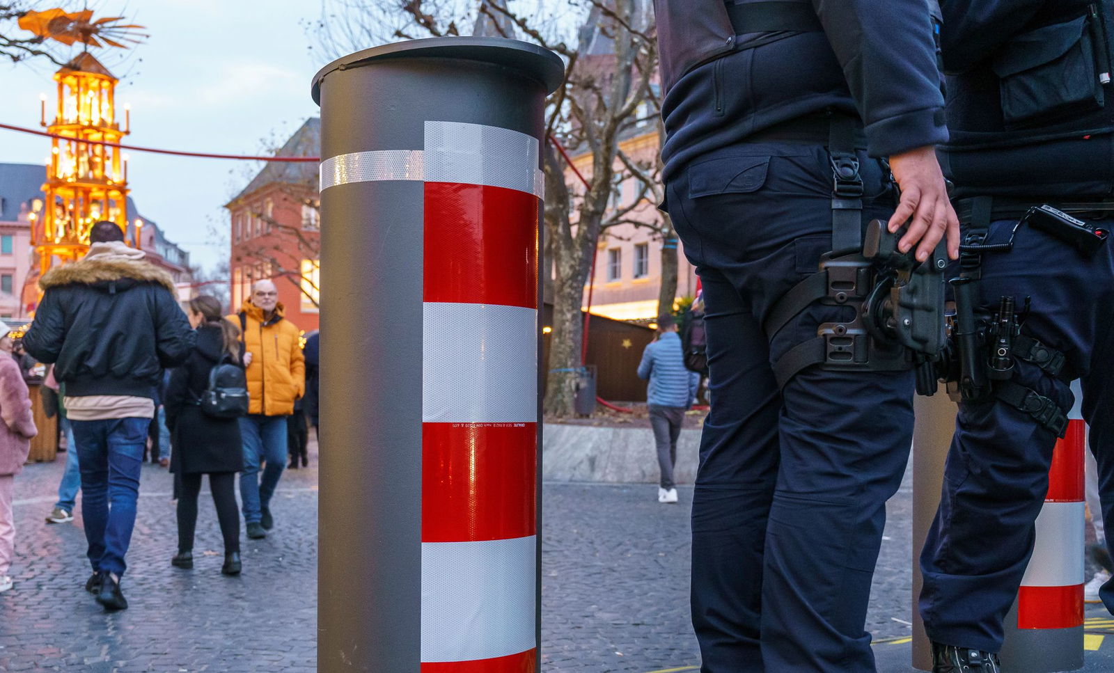 Die rheinland-pfälzische Polizei soll bei den Weihnachtsmärkten sichtbar und ansprechbar sein. (Archivbild)