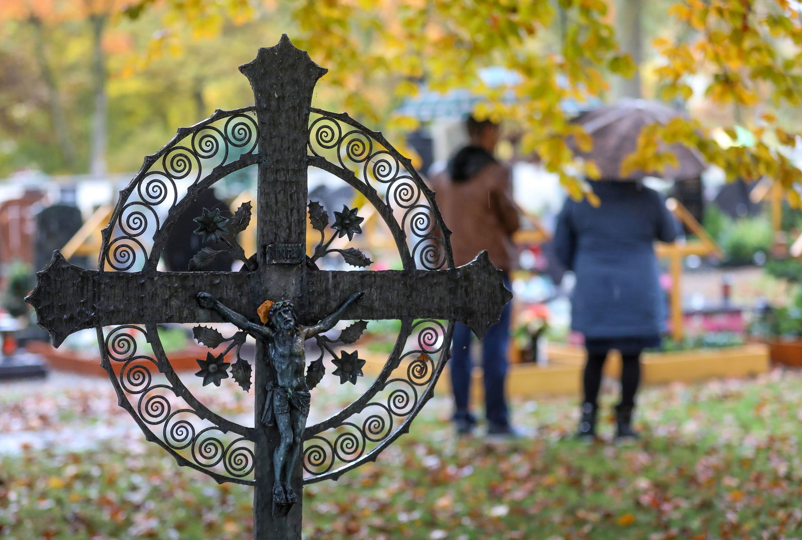 Der Friedhofszwang ist eine gesetzliche Regelung in Deutschland, die vorschreibt, dass Verstorbene grundsätzlich nur auf einem Friedhof beigesetzt werden sollen. (Symbolbild)