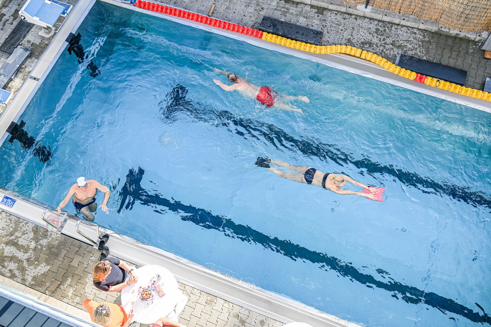 Mitten im November treibt es noch etliche ins private Freibad.