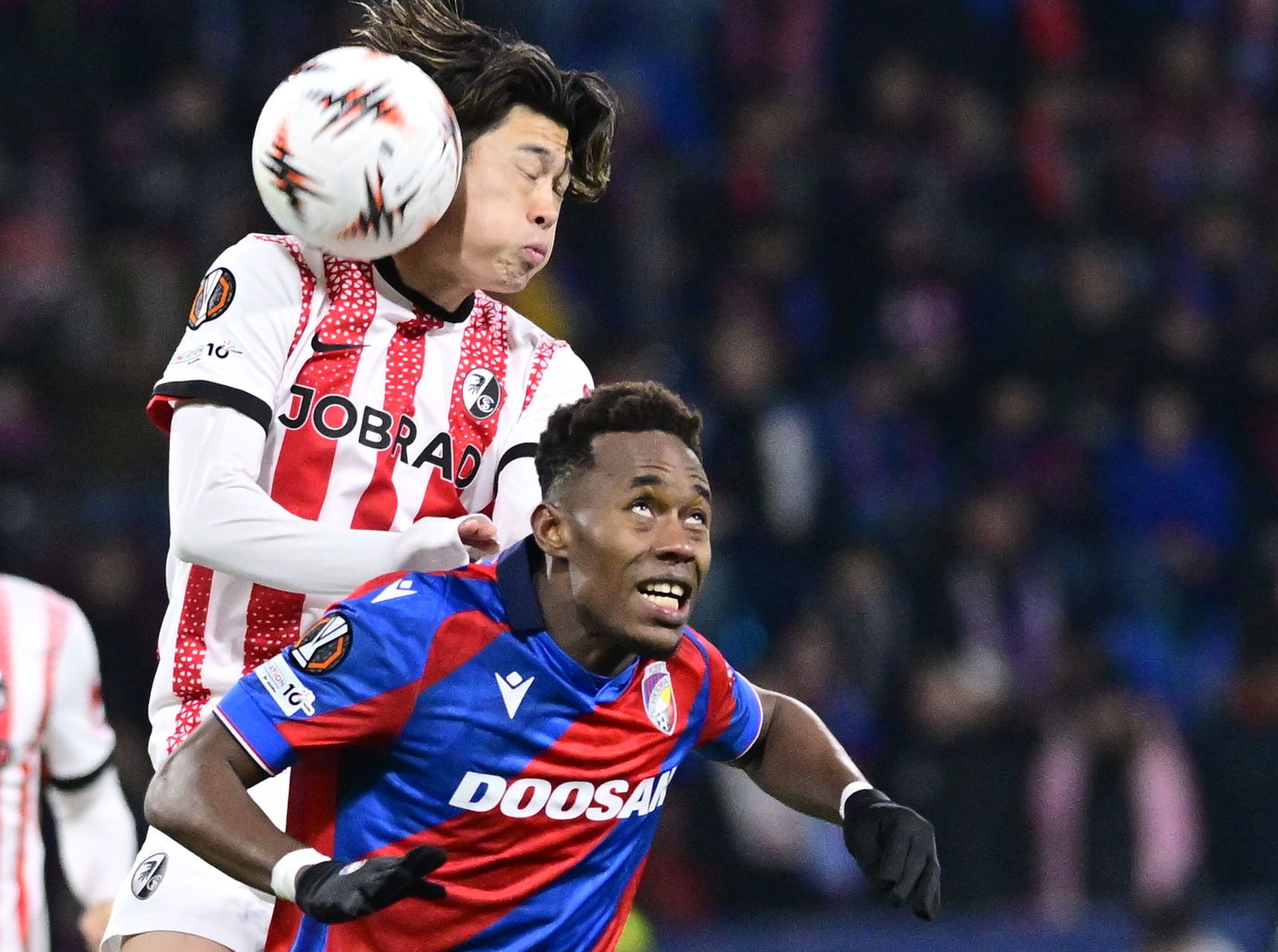 Yuito Suzuki (l.) und der SC Freiburg mussten sich in Pilsen mit einem 0:0 begnügen.