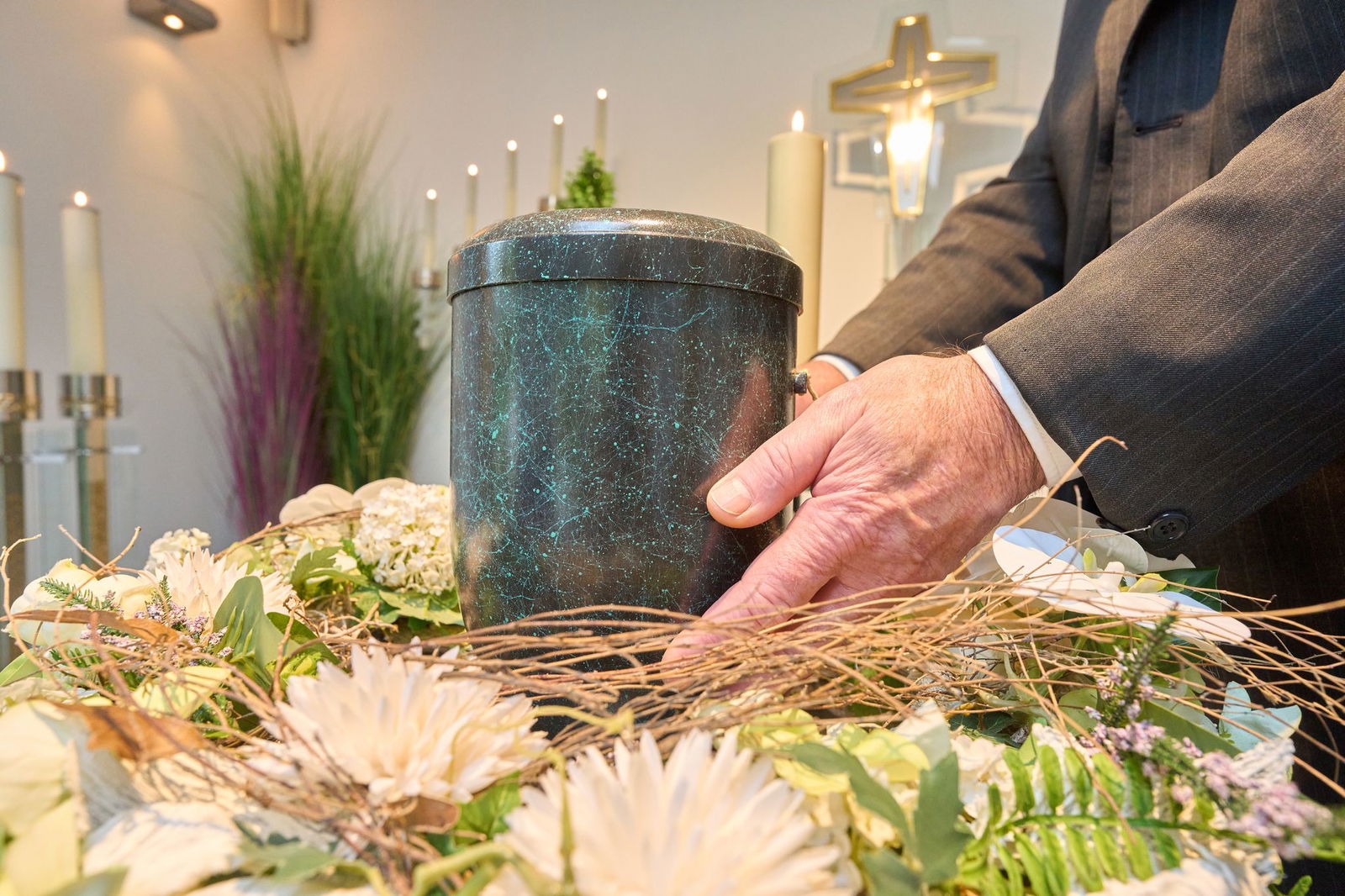 Urnenbestattung ist eine der in Baden-Württemberg zulässigen Bestattungsformen. Aber nicht zu Hause. (Archivbild)