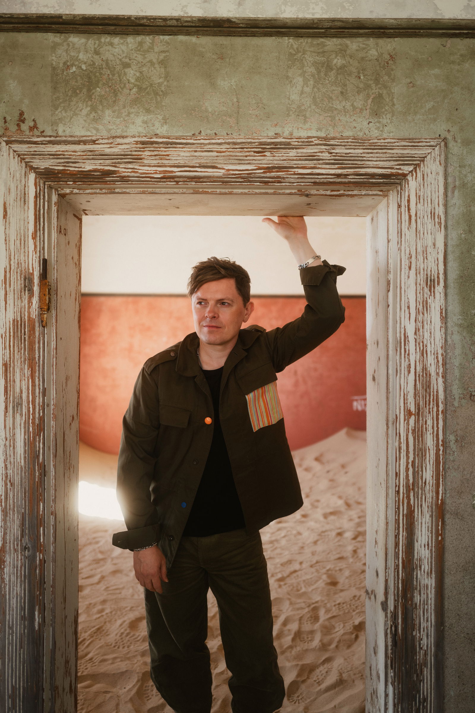 Michael Patrick Kelly posiert im Türrahmen