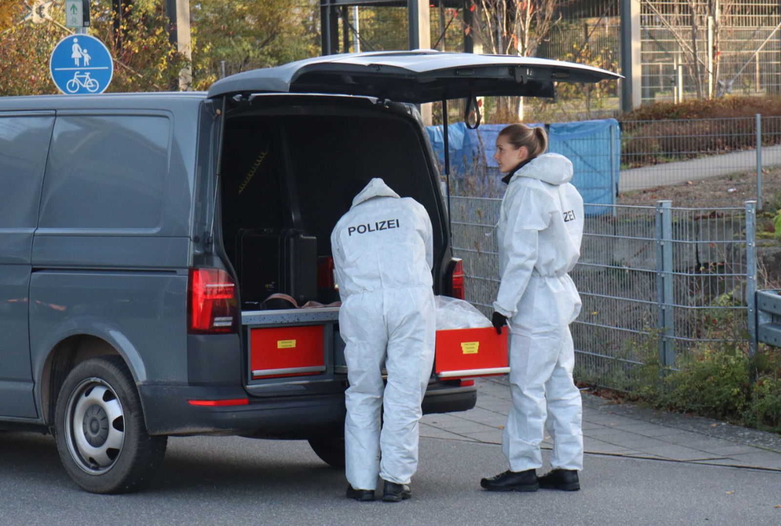 Die Kriminaltechnik untersucht die Leiche eines Mannes, die am Morgen am Bahnhof von Wiesloch gefunden wurde.
