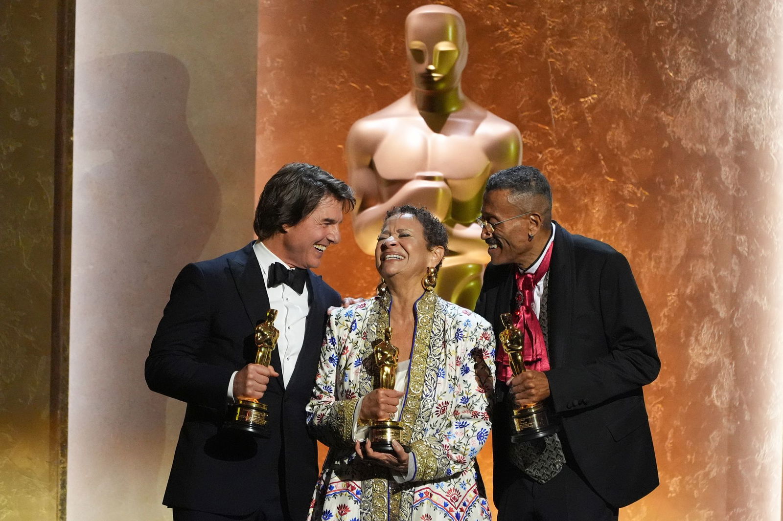 Tom Cruise (links), Debbie Allen und Wynn Thomas (rechts), Gewinner von Ehrenpreisen der Academy. Drei Ehren-Oscars und ein weiterer Sonderpreis wurden bei den 16. Governors Awards verliehen. 