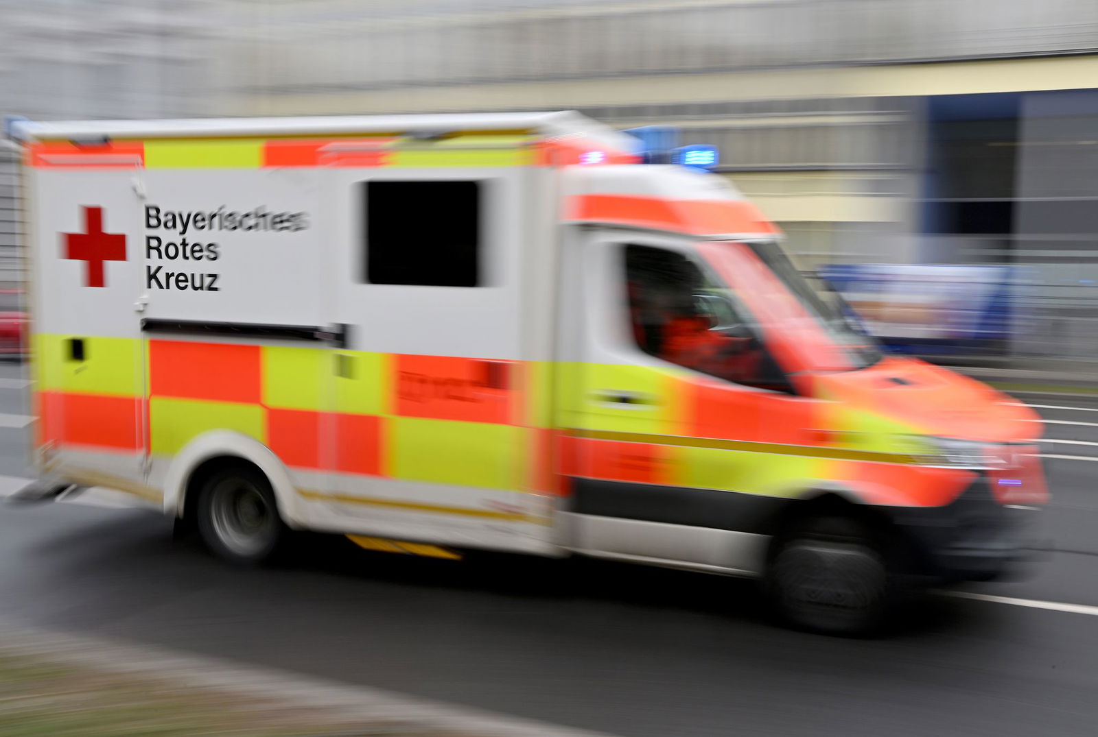 Der Rettungsdienst brachte den 44-Jährigen nach dem Unfall in ein Krankenhaus. (Symbolbild)