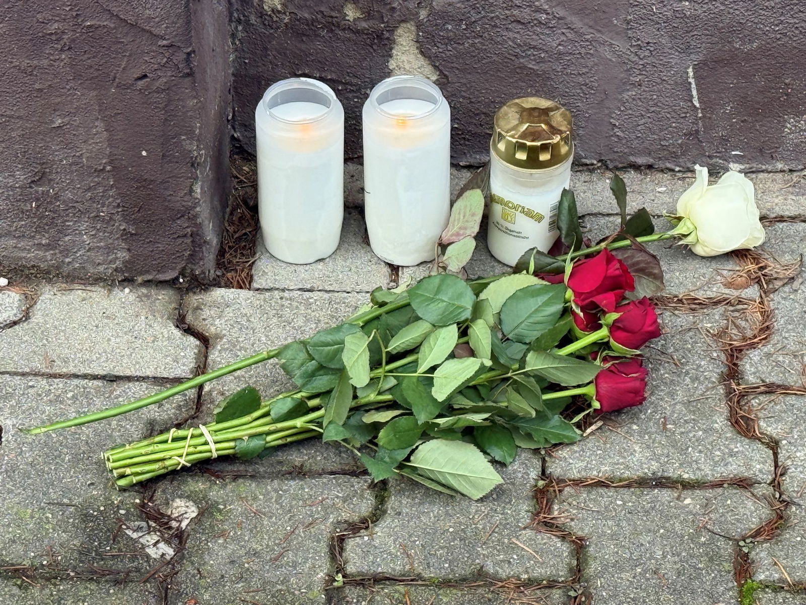  Vor dem Tatort wurden einzelne Blumen abgelegt und Gedenkkerzen angezündet.