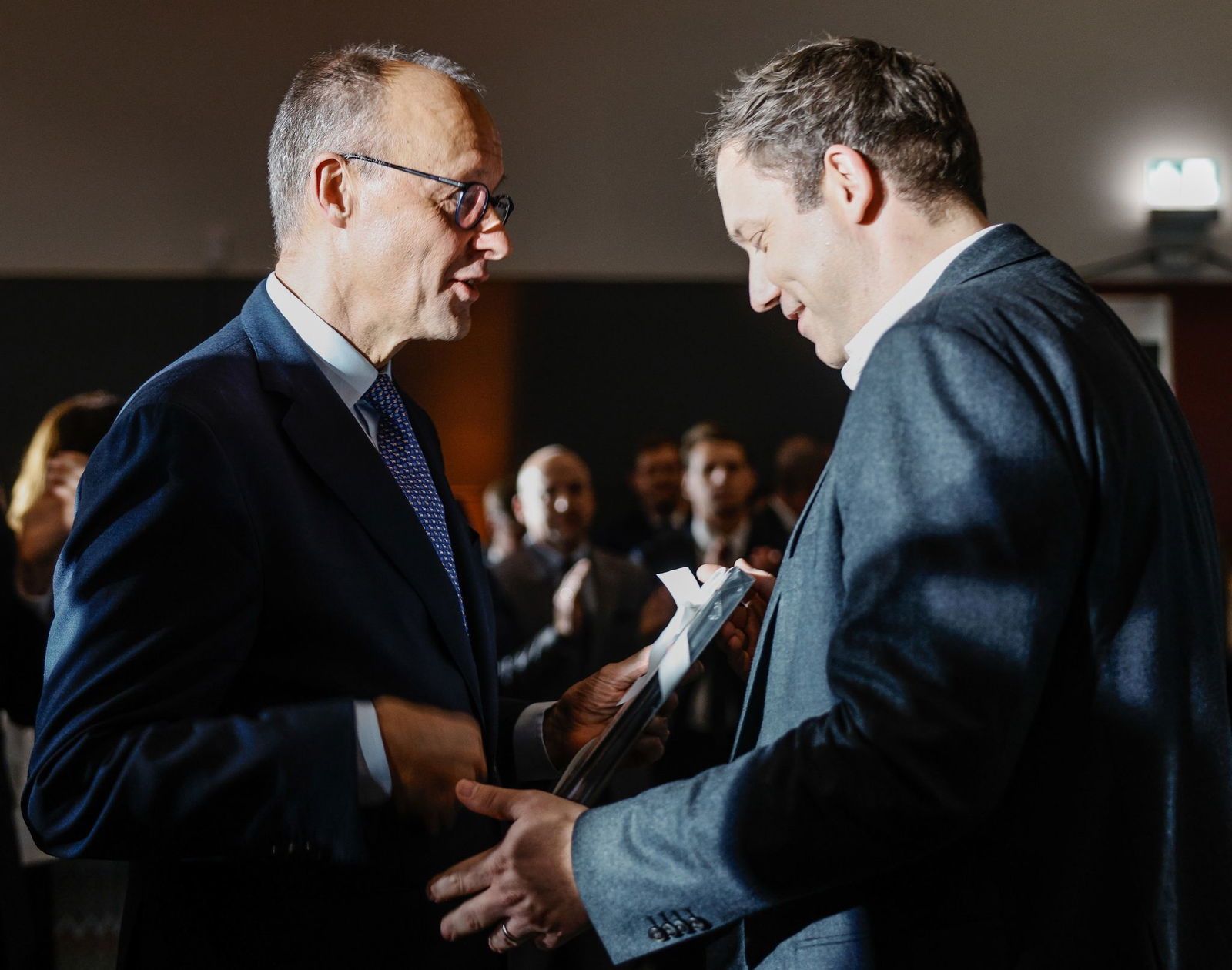 Ein Gespräch unter Kollegen: Regierungschef Merz und Vizekanzler Klingbeil unterhalten sich auf dem Empfang zu Merz' 70. Geburtstag.