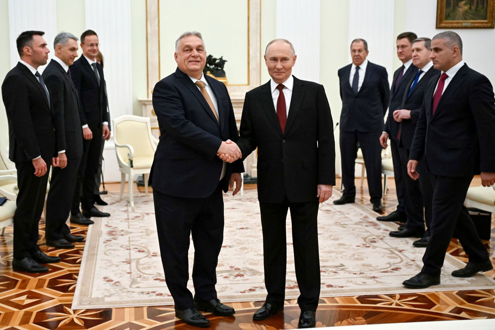 Kremlchef Wladimir Putin (r) und der ungarische Ministerpräsident Viktor Orban sprechen im Kreml auch über stabile und günstige Öl- und Gaslieferungen.