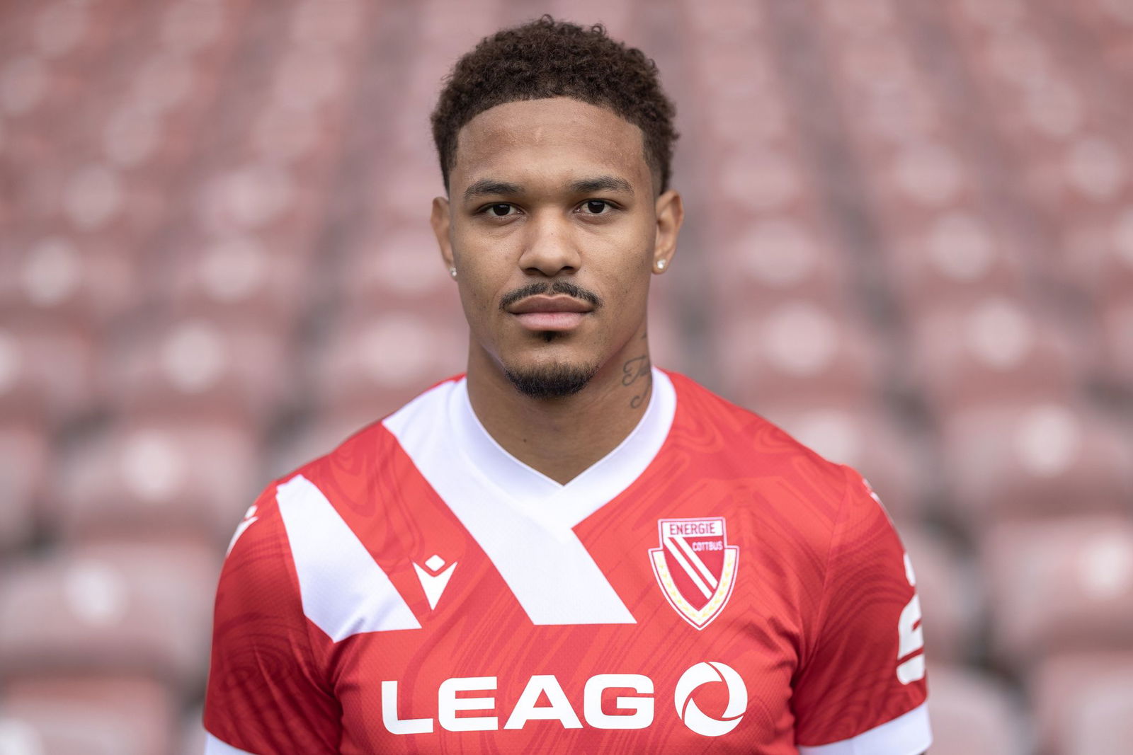 Justin Butler berichtete, dass er mit Affenlauten beleidigt wurde.