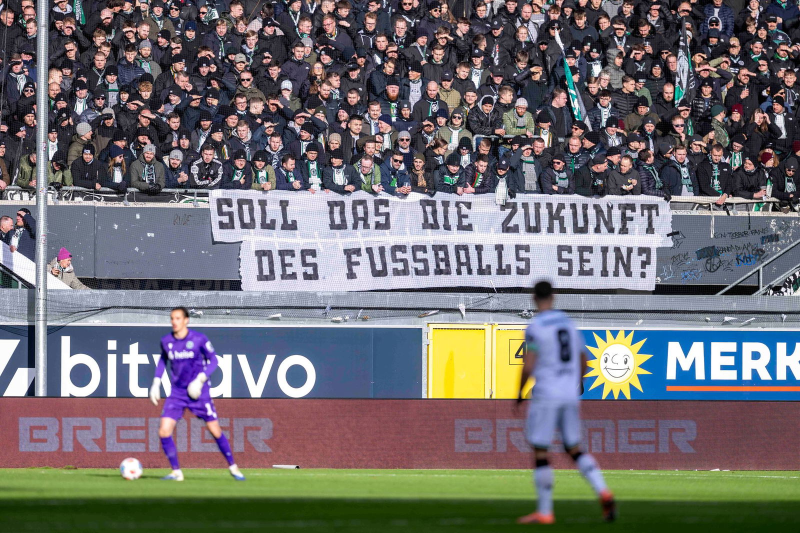 Die Fans protestieren weiter gegen die geplanten Maßnahmen der Politik in Fußball-Stadien, hier Anhänger von Hannover 96. 