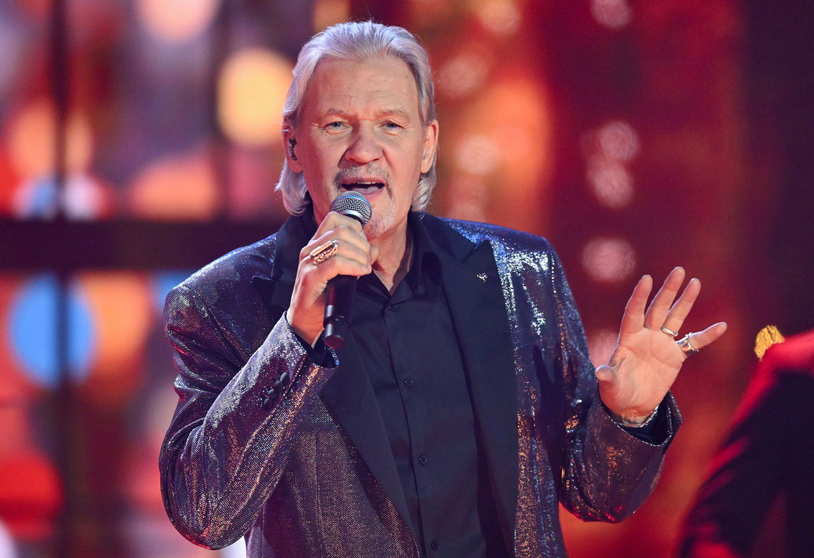 Wird der Dreifach-ESC-Gewinner Johnny Logan ein Weihnachts-Hit-Sänger?
