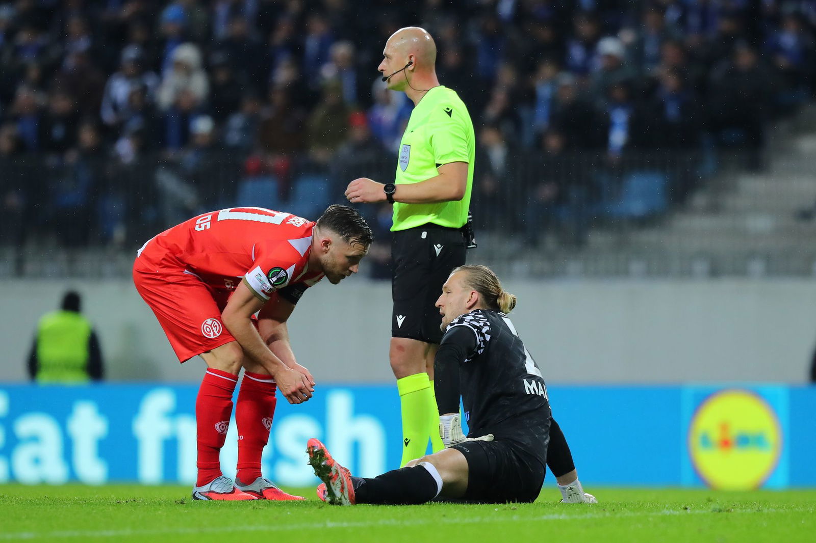 Der Mainzer Torwart Robin Zentner (r) musste wegen Adduktorenbeschwerden früh ausgewechselt werden.