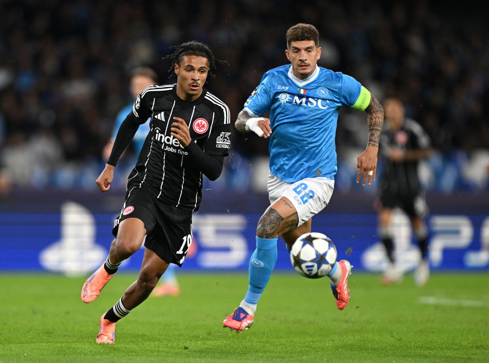 Eintracht Frankfurt um Jean-Mattéo Bahoya (l) kam offensiv in der ersten Hälfte gegen die SSC Neapel überhaupt nicht zur Geltung.