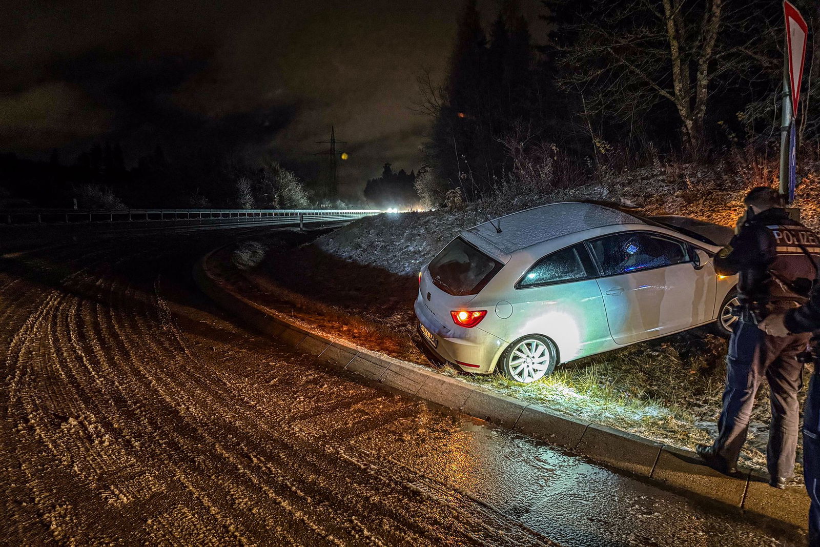 Bei Glätte kam das Auto von der Fahrbahn bei Villingen-Schwenningen von der Straße ab. 