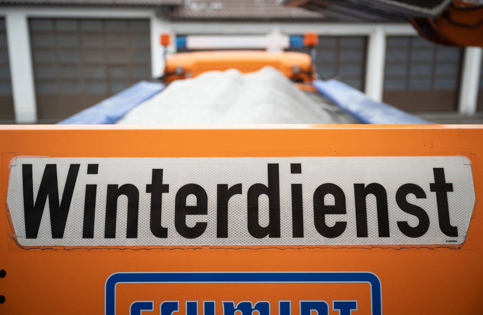 Ein Fahrzeug des Winterdienstes ist in Brand geraten.(Illustration)