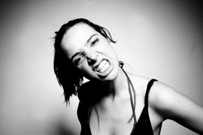 Frau in schwarz weiß schneidet Grimasse 